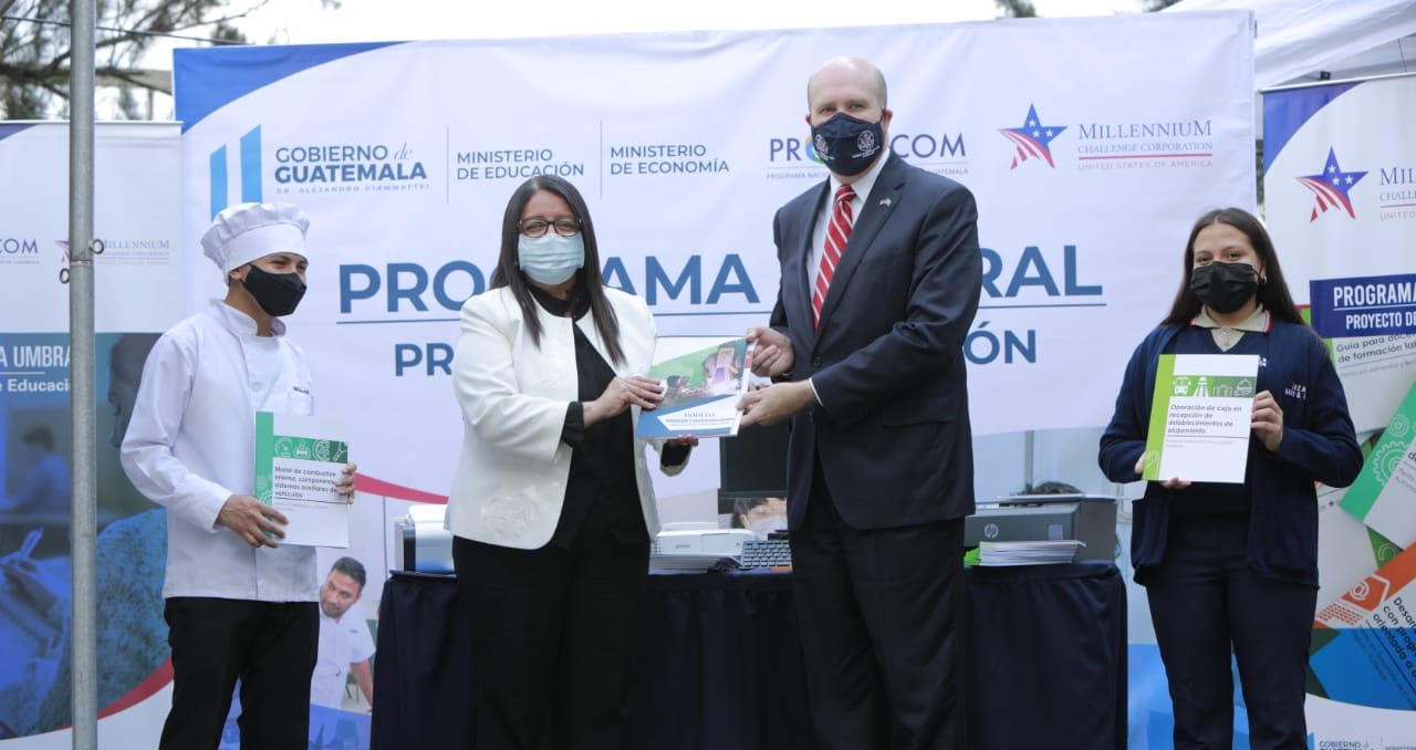 Donan materiales y equipo para estudiantes de diversificado