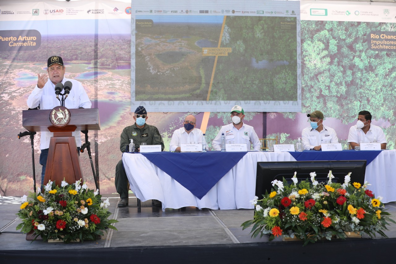 Presidente apoya a familias de Petén con prórroga de concesiones forestales