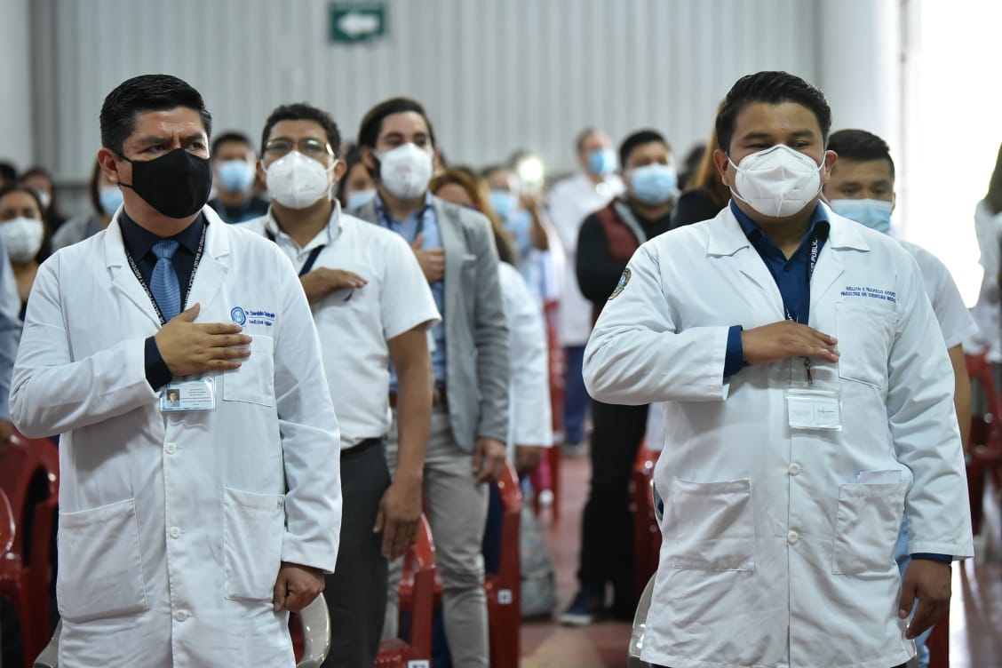 Cuerpo médico del hospital temporal del Parque de la Industria es reconocido por su labor./Foto: Gilber García.