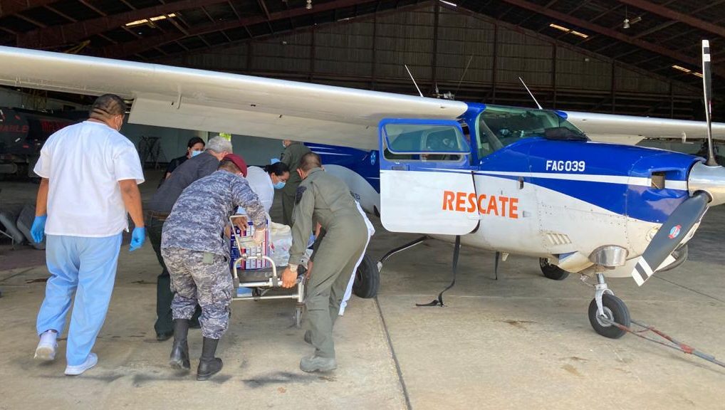 Fuerza Aérea traslada a niño con problemas de salud de Petén hacia la capital