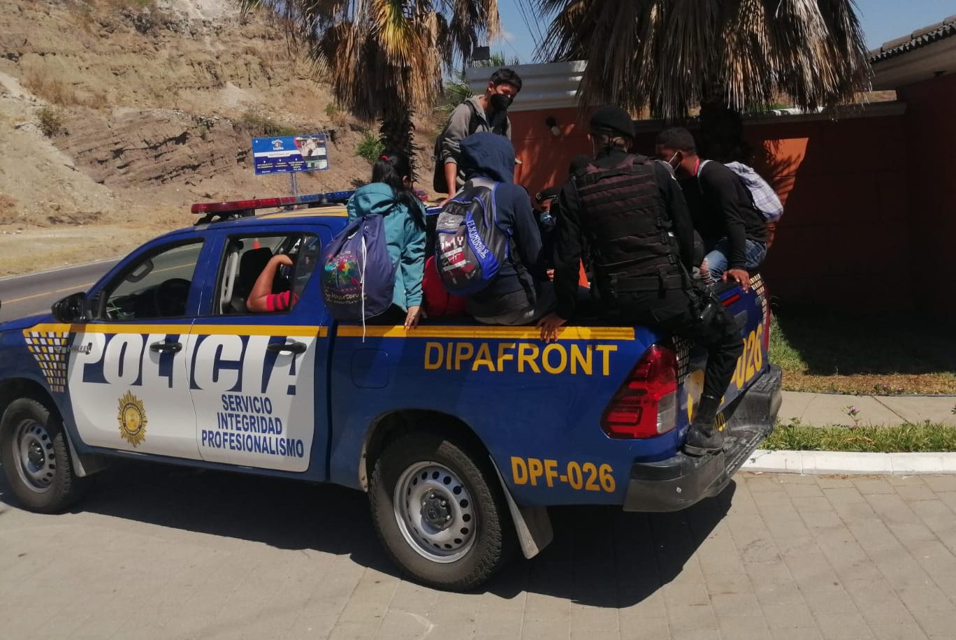 Remiten a Migración a 13 hondureños interceptados en Vado Hondo