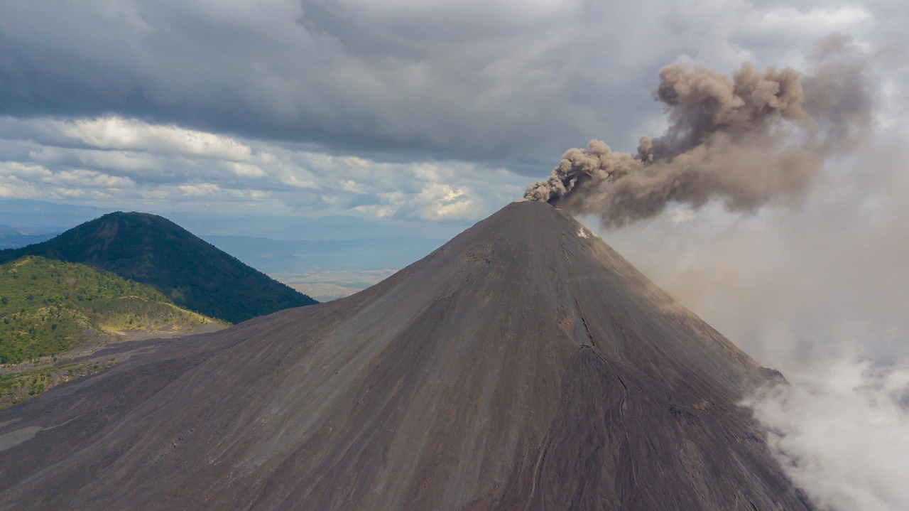 Insivumeh no descarta caída de ceniza del volcán de Pacaya en la ciudad capital