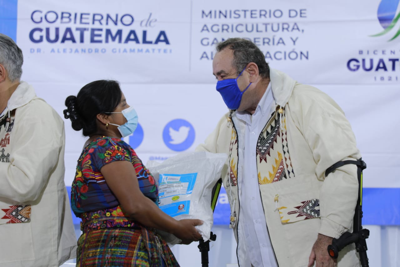 Presidente entrega semillas biofortificadas en San Antonio Ilotenango