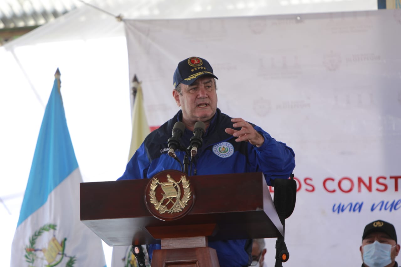 Presidente inicia los trabajos de camino rural en Chimaltenango