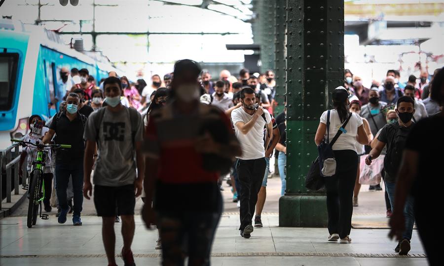 Argentina tratará mayores restricciones fronterizas por nuevas cepas del coronavirus