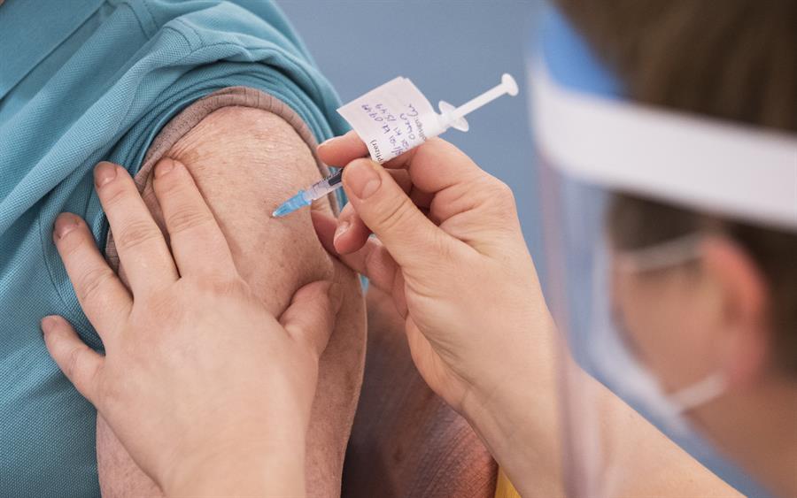 La vacuna de AstraZeneca es “segura y eficaz”, según la EMA
