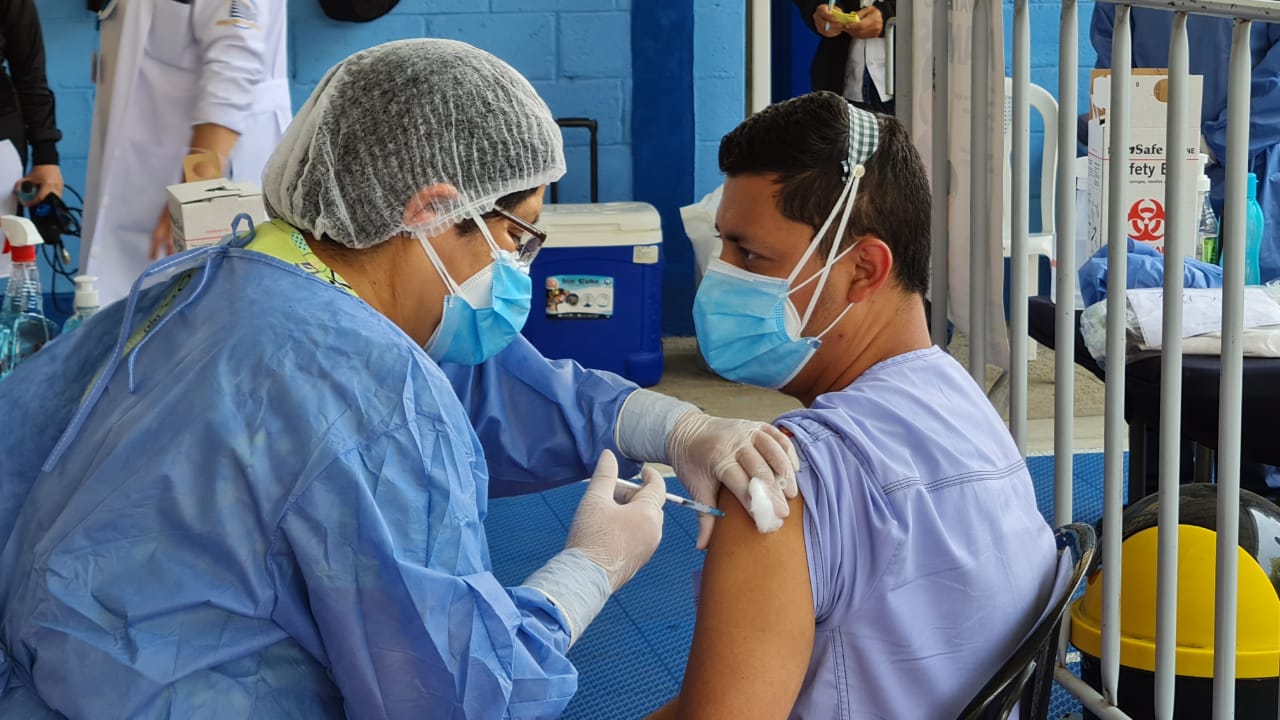 Trabajadores de Salud del Hospital General San Juan de Dios, reciben segunda dosis de la vacuna contra COVID-19./Foto: General San Juan de Dios.