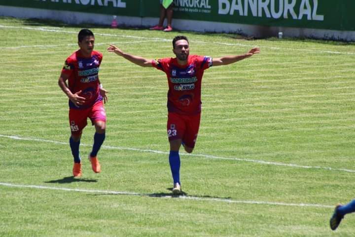 Carlos Kamiani ingresa al podio de las leyendas del futbol guatemalteco