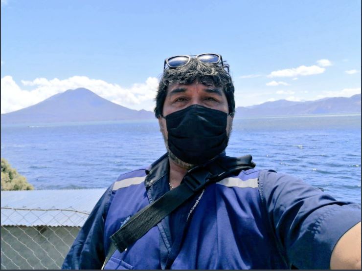 Cartero de Correos y Telégrafos navega en lancha en el lago Atitlán para llevar las encomiendas