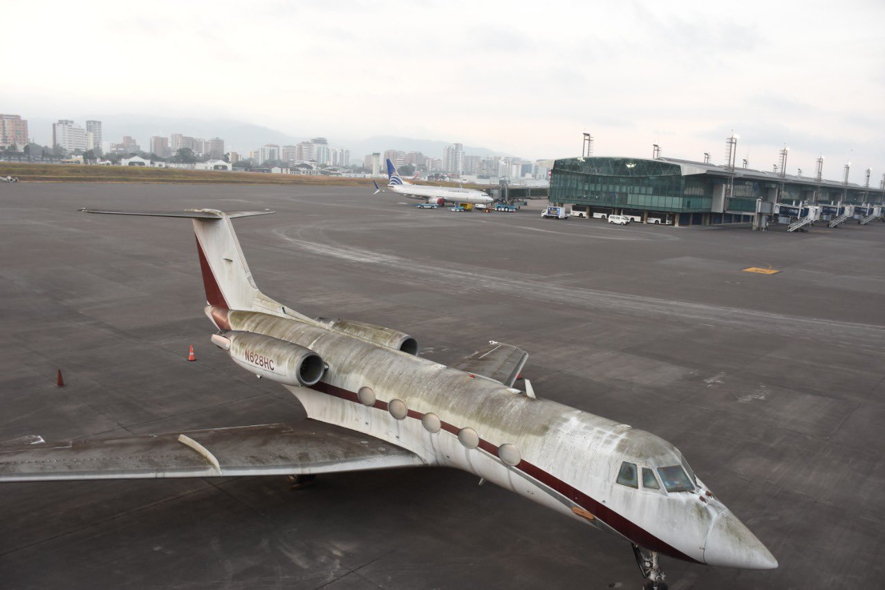 Ceniza volcánica cae en Ciudad de Guatemala