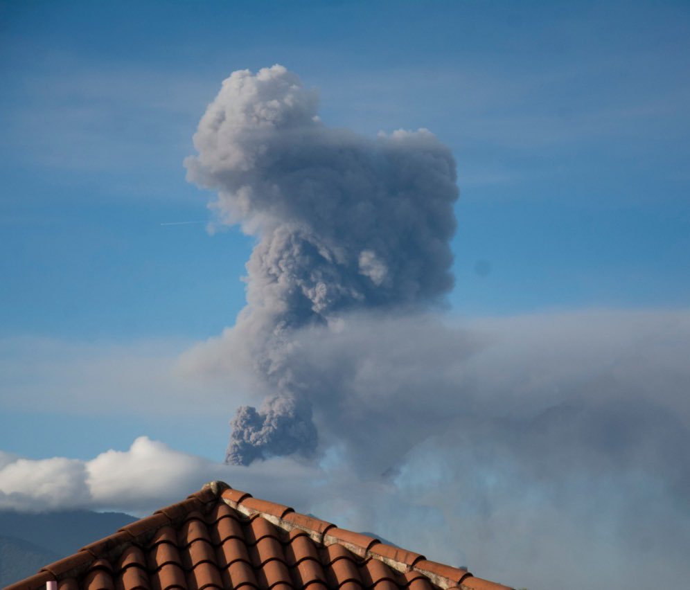 Volcán de Pacaya continúa en erupción y expulsa columnas de ceniza