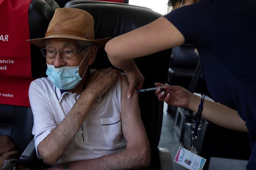 La OPS pide dar prioridad a los más vulnerables en la vacunación contra el coronavirus