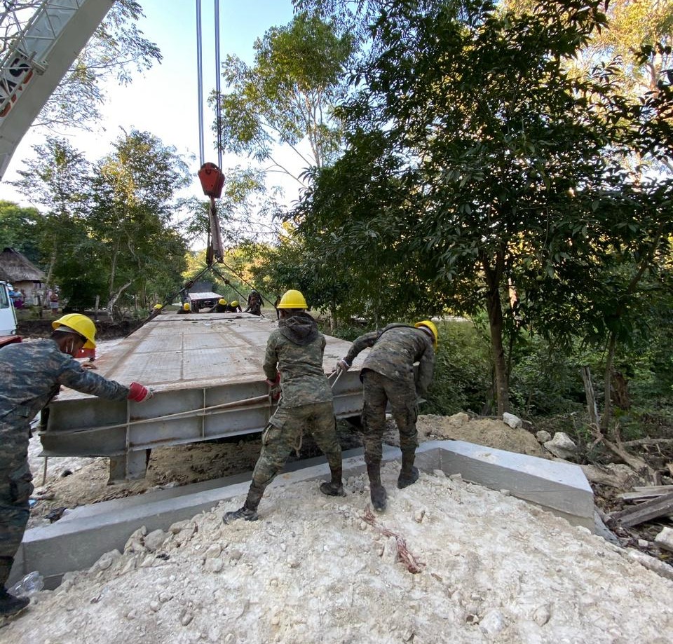 Soldados realizan operaciones de recuperación de tramos carreteros en Petén
