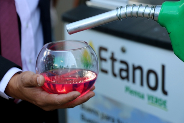 Ejecutivo continúa con análisis de uso del etanol en combustible