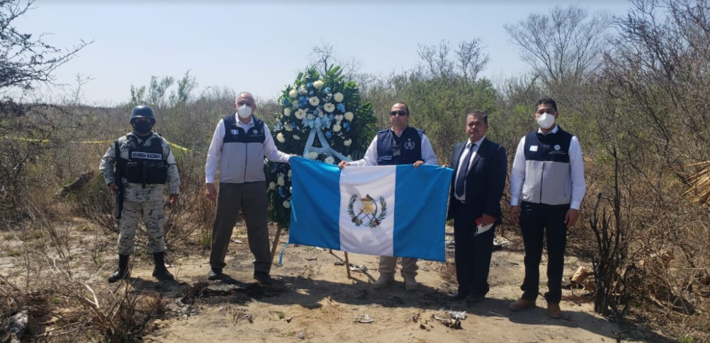 Embajador guatemalteco honra memoria de 16 connacionales en Tamaulipas
