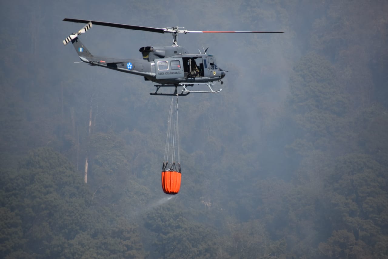 Continúan acciones para sofocar incendio en el volcán Atitlán