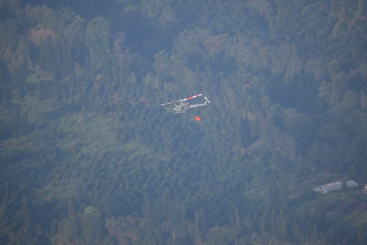 Apagan el incendio forestal en el volcán Atitlán