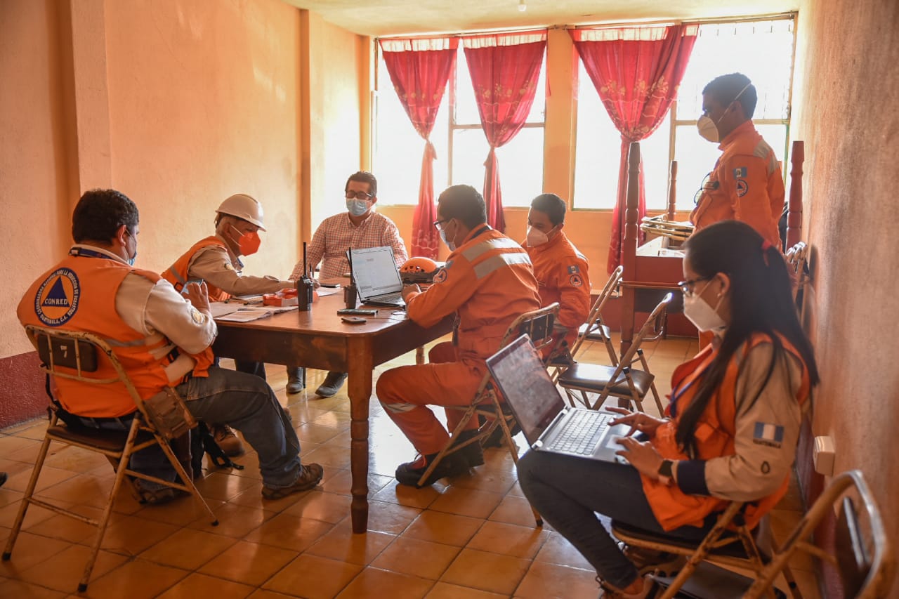 Mantienen acciones de prevención en las comunidades aledañas al volcán de Pacaya