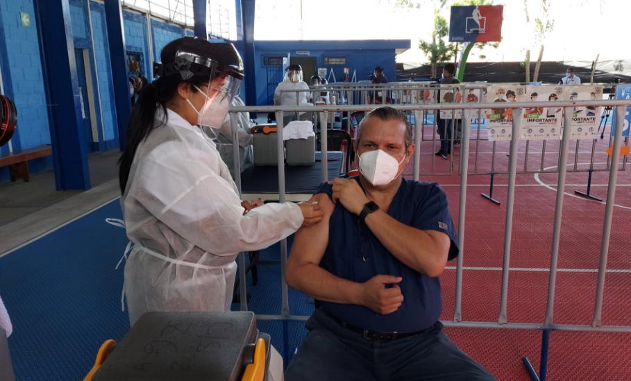 Hospital General administra primera dosis contra el coronavirus al 80 por ciento de su personal