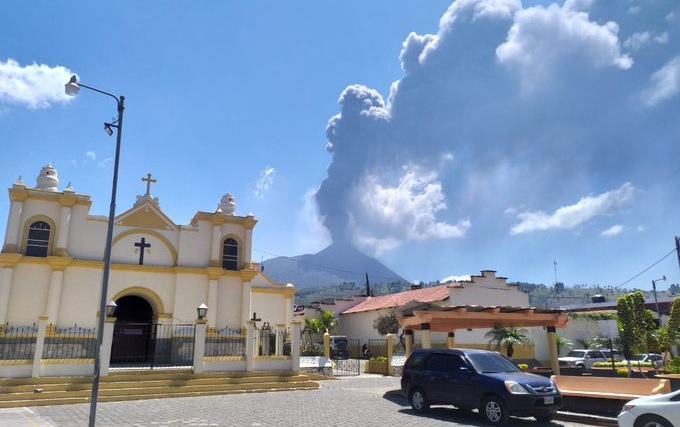 Volcán de Pacaya mantiene emisión de columnas de gas y ceniza