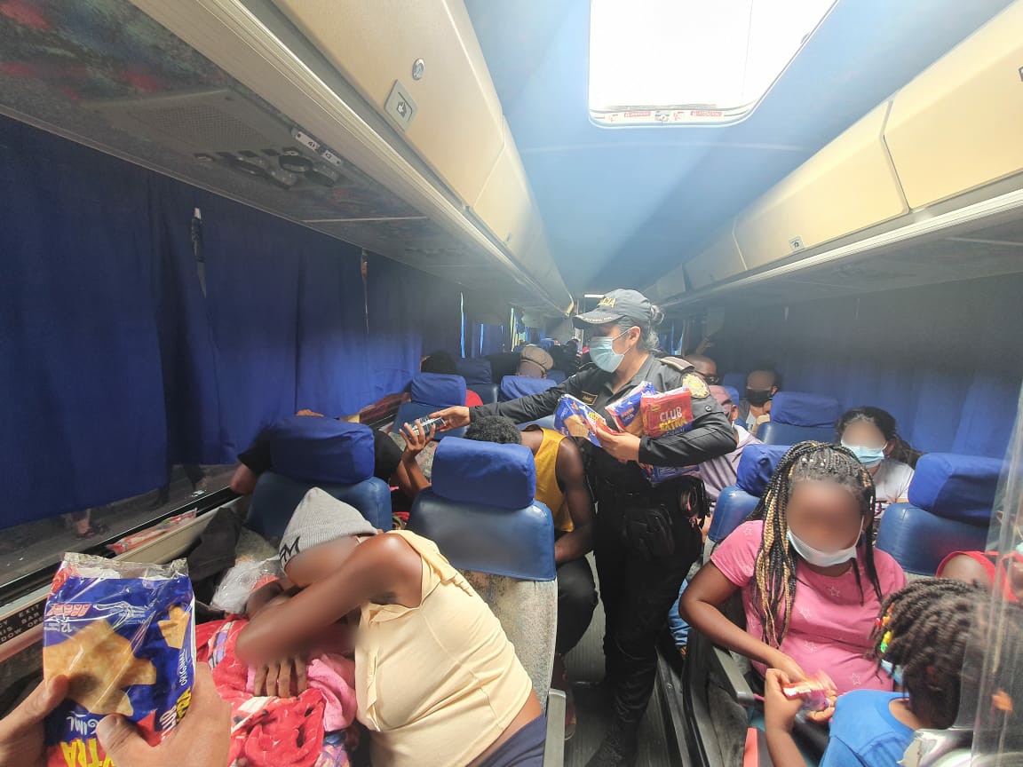 Unas 60 personas de diferentes nacionalidades viajaban en un autobús./Foto: PNC.
