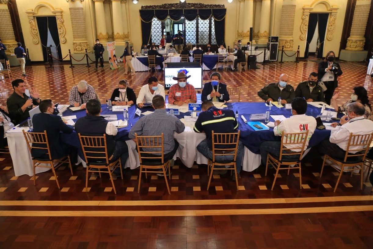 Alcaldes de Sacatepéquez y Guatemala revisan proyectos de desarrollo para 2021