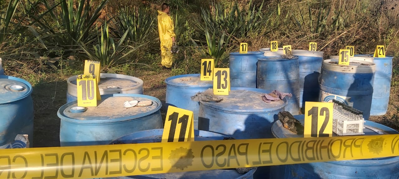 La PNC localiza 21 toneles con químicos para elaborar droga sintética