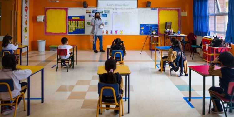 Qué requisitos deben cumplir los centros privados para clases presenciales bajo alerta naranja