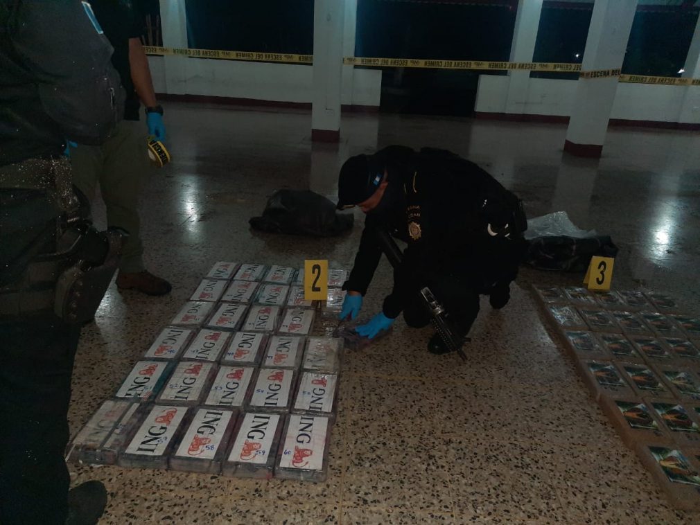 Escuintla: Localizan 104 paquetes de cocaína en embarcaciones