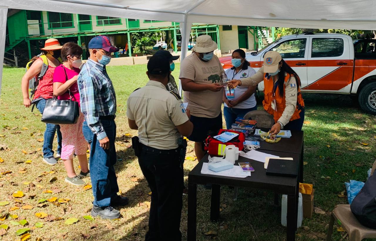 Entregan información a visitantes del Parque Nacional El Rosario, Sayaxchè, Petén