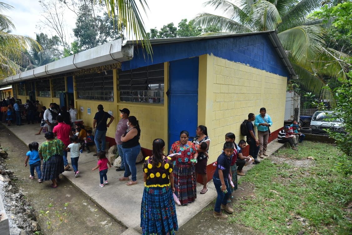 Escuela de Izabal estuvo sin energía eléctrica más de 25 años