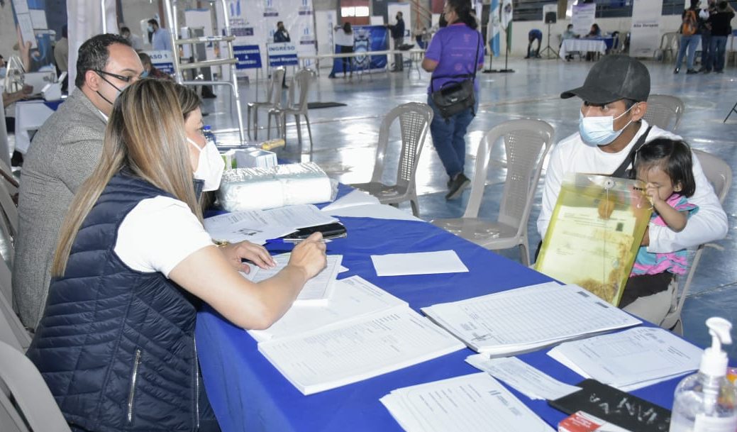 Efectúan primera jornada móvil de servicios integrados en Alta Verapaz