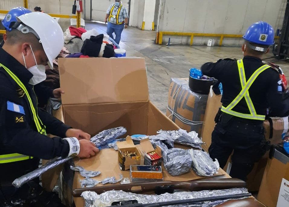 PNC encuentra armas y municiones en contenedor