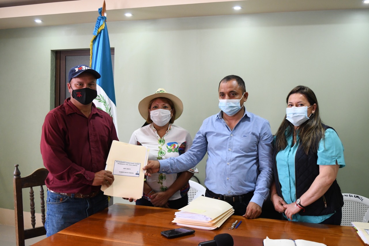 Firma de convenios de proyectos en Santa Cruz El Chol