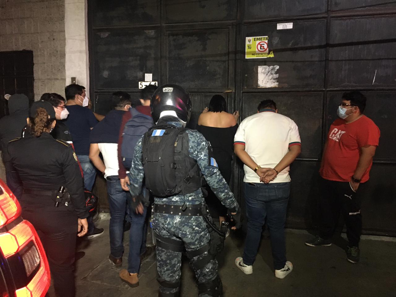 Sorprenden a clientes en negocio de zona 11 por haber infringido la ley seca