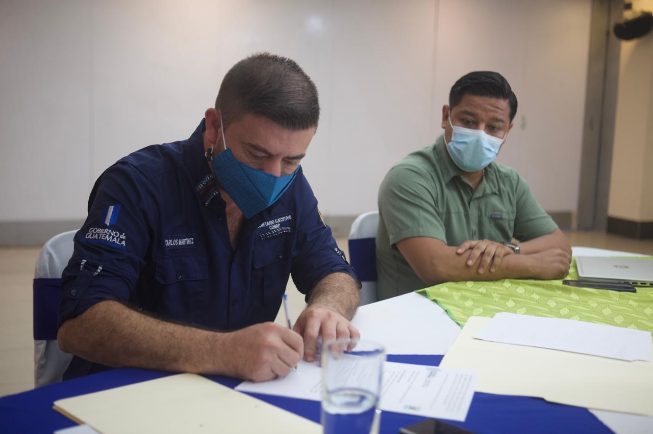 Firman acuerdo de regularización de tierras en la zona de adyacencia