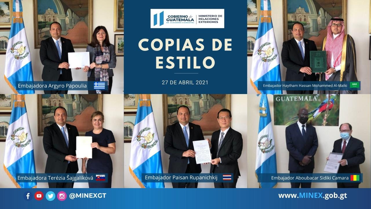 Pedro Brolo, canciller guatemalteco, recibió cinco copias de estilo./Foto: Minex.
