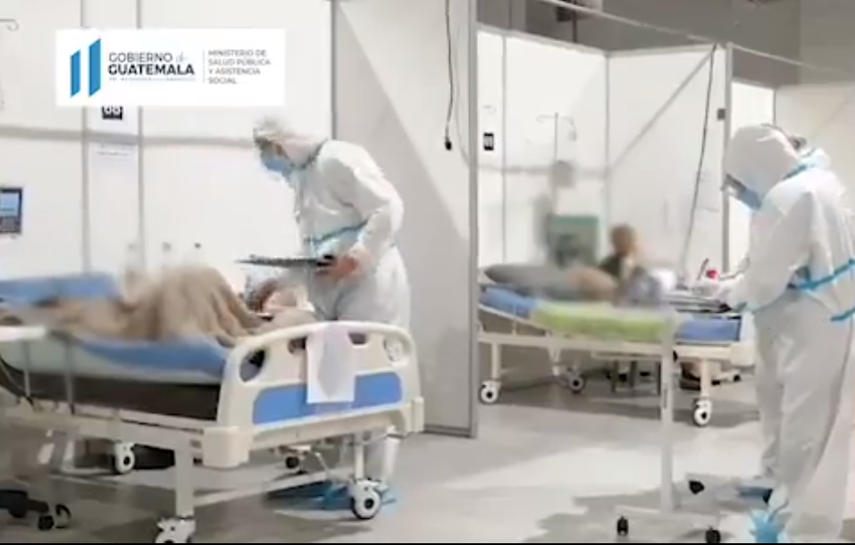 Médicos de hospital temporal Parque de la Industria atienden a los pacientes con COVID-19.