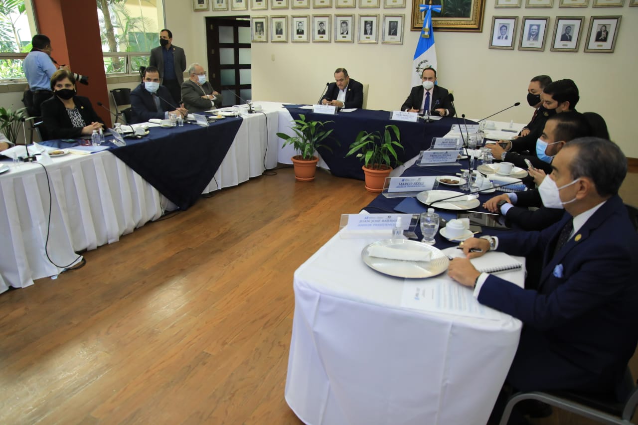 Presidente Alejandro Giammattei, en su visita en la cancillería guatemalteca.