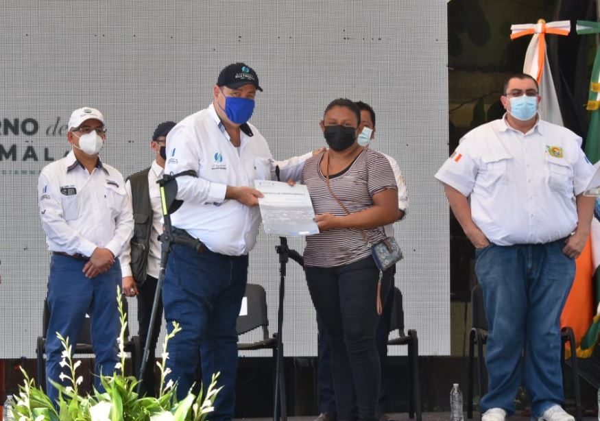 Presidente Alejandro Giammttei entrega resoluciones de arrendamientos en Áreas de Reservas Territoriales del Estado en el municipio Sipacate, Escuintla