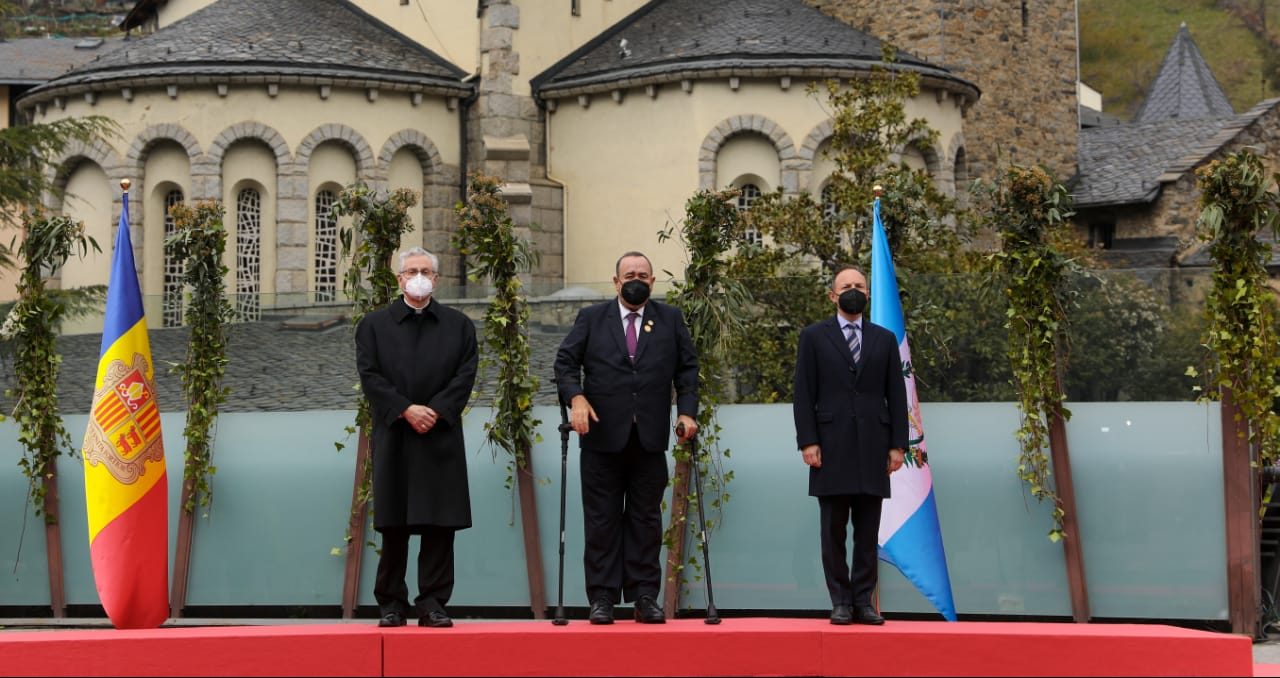 Presidente llega a Andorra para participar en la Cumbre Iberoamericana