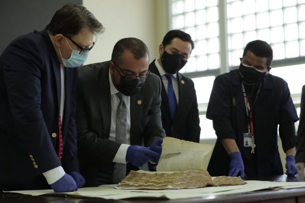 Oficializan reconocimiento al manuscrito “Recordación florida” como Memoria del Mundo