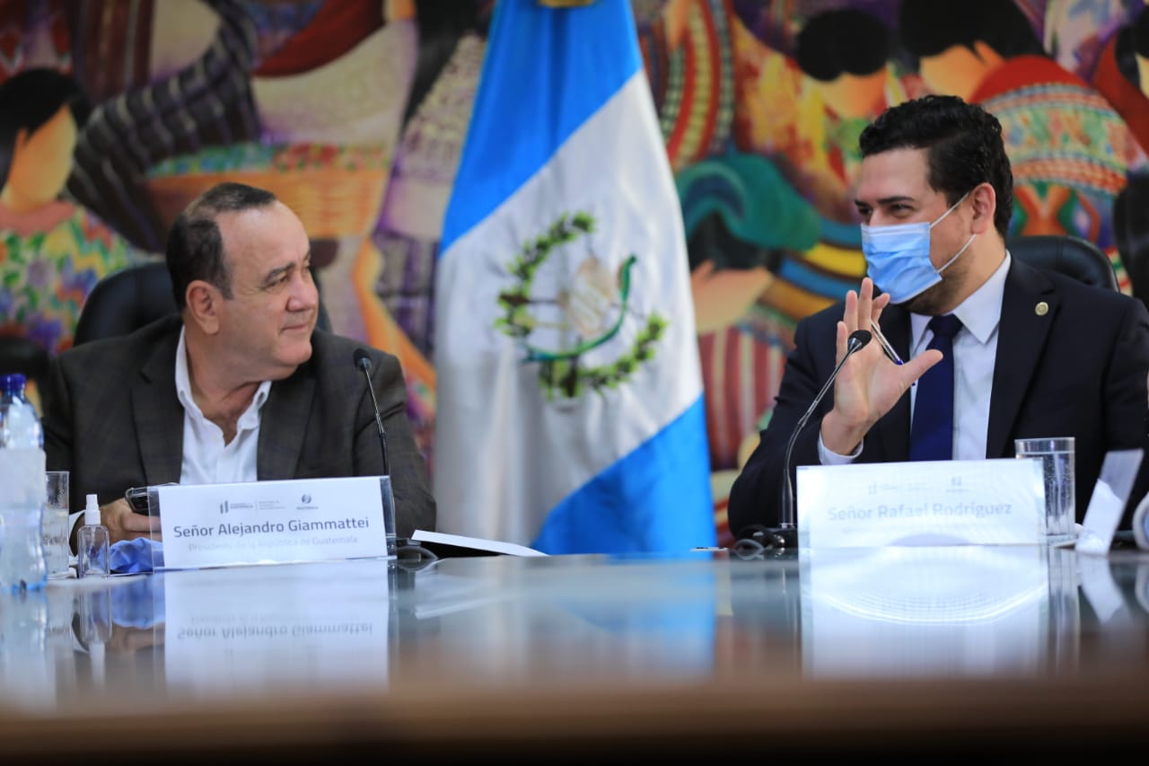 Reunión del presidente Alejandro Giammatei y el ministro de Trabajo, Rafael Rodríguez