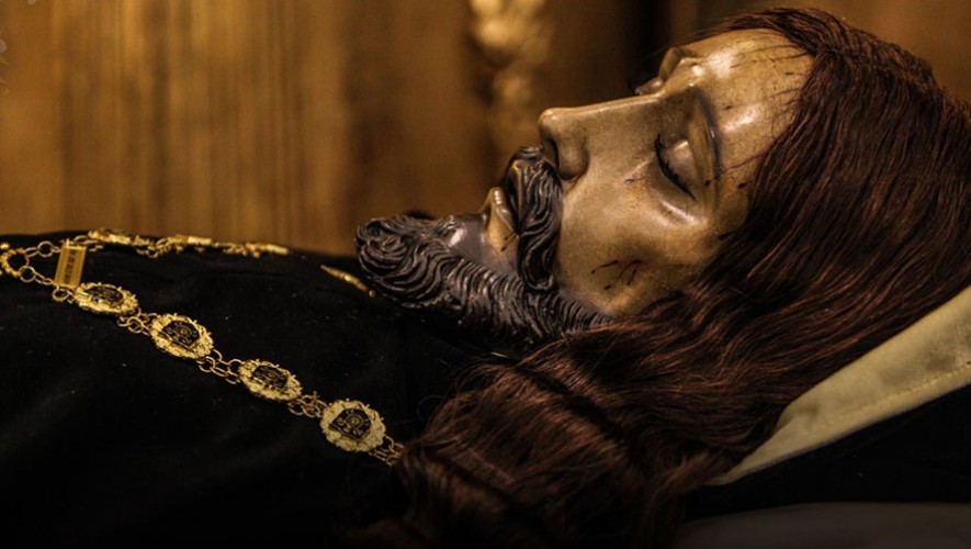Guatemaltecos veneran este Viernes Santo al Señor Sepultado “Cristo del Amor”