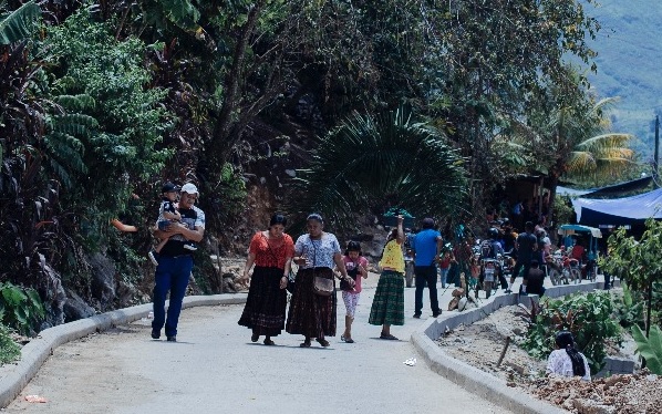 Mejoran vía de acceso a aldea de San Miguel Tucurú, Alta Verapaz