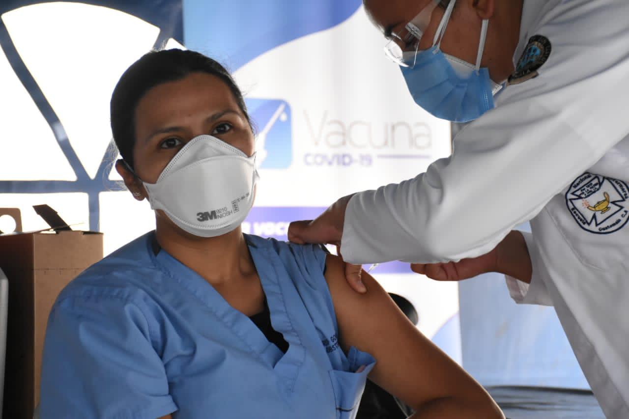 Salud habilita nuevo puesto de vacunación contra el COVID-19 para atender a médicos