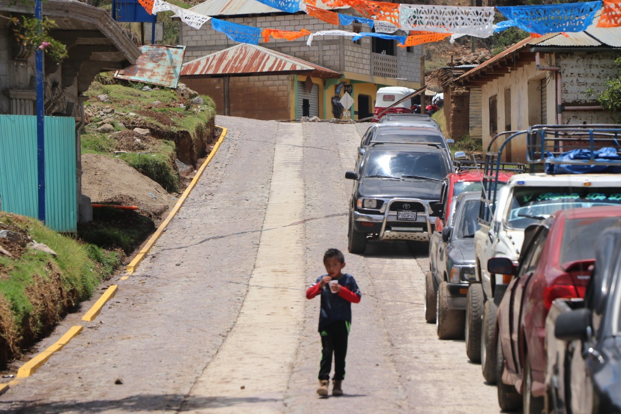 Codede invierte en mejoramiento de camino rural en comunidad de Comitancillo