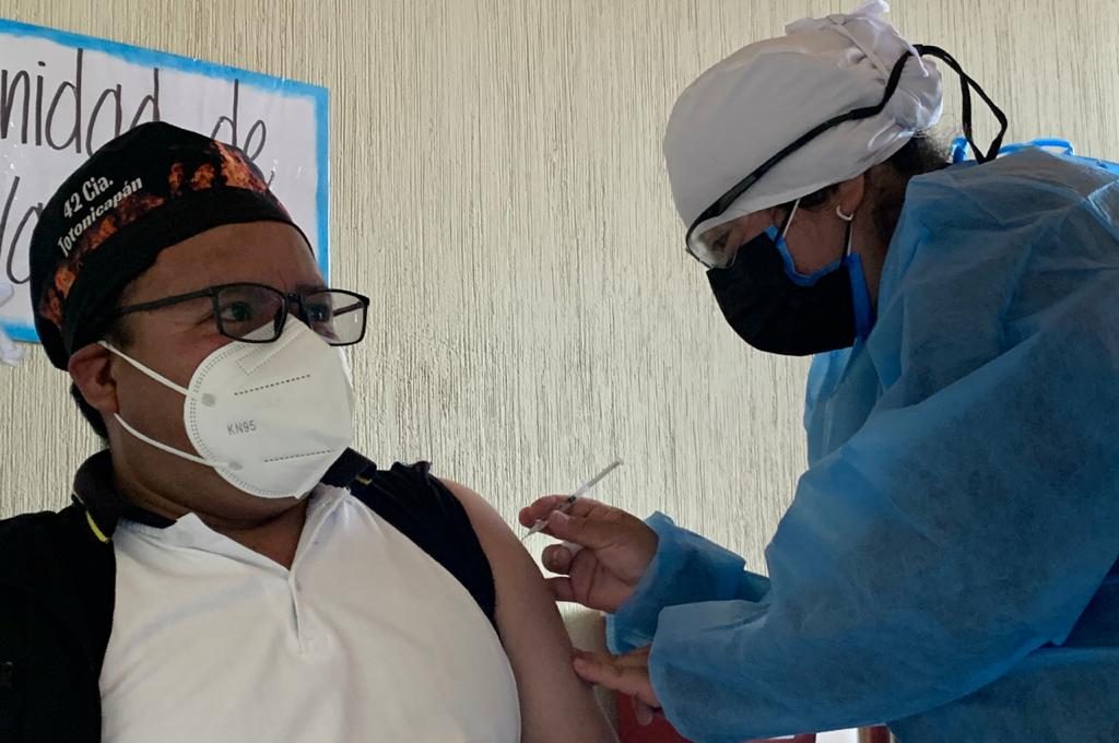 Bomberos voluntarios de Totonicapán reciben primera dosis de vacuna contra el COVID-19