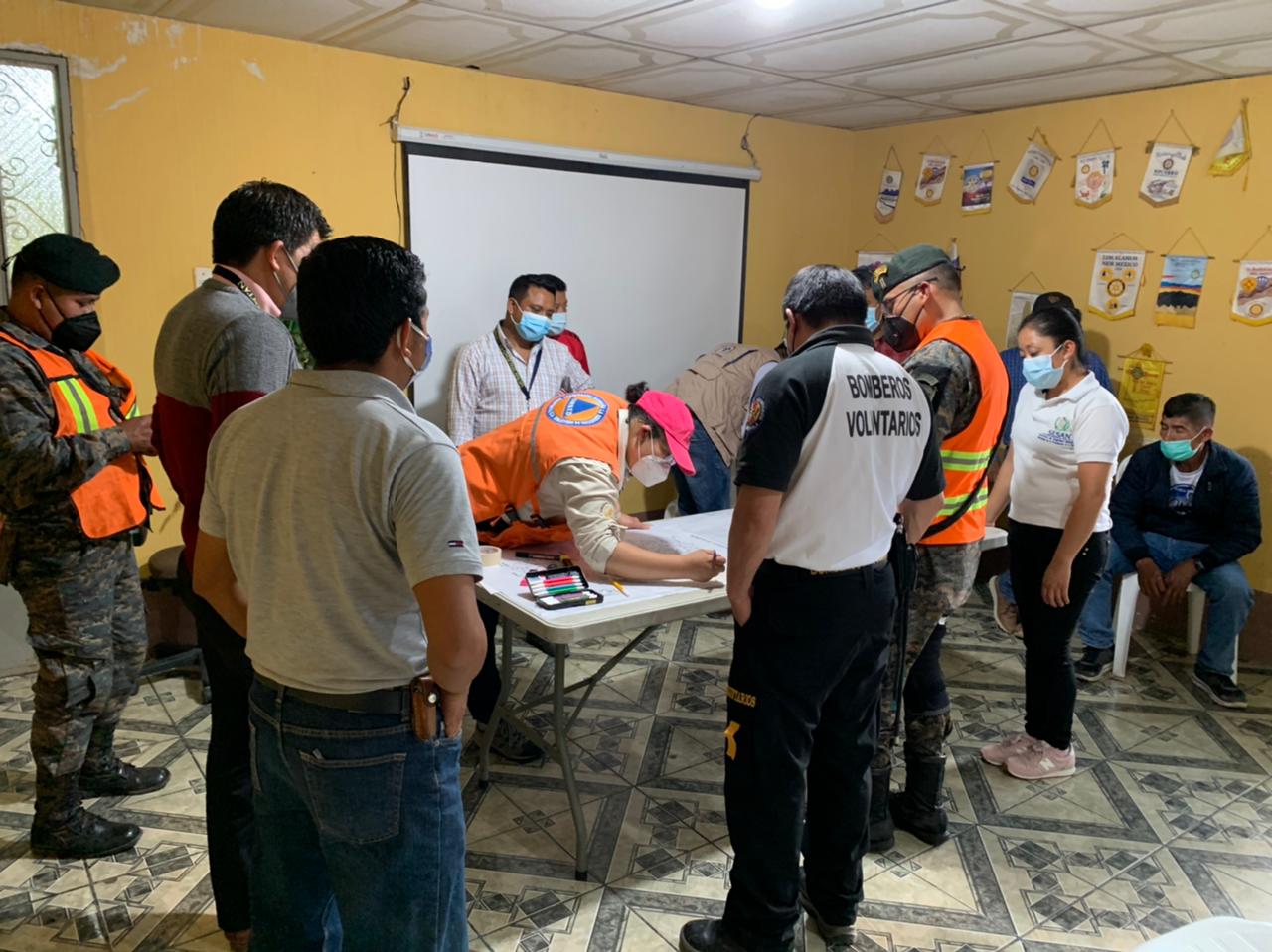 Vecinos afectados por lluvias en Quiché reciben asistencia