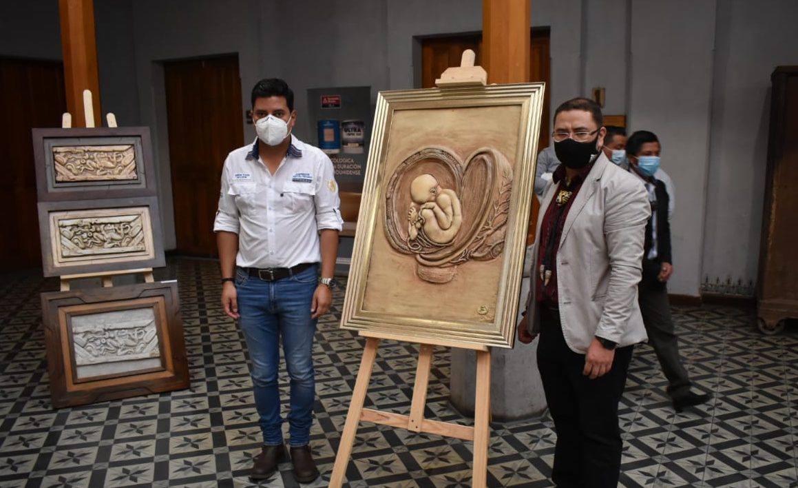 Exponen obras de artistas quetzaltecos